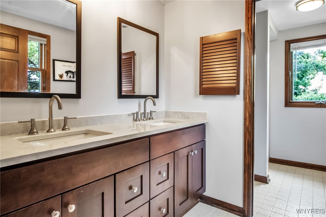 2 Silver Thorne Drive