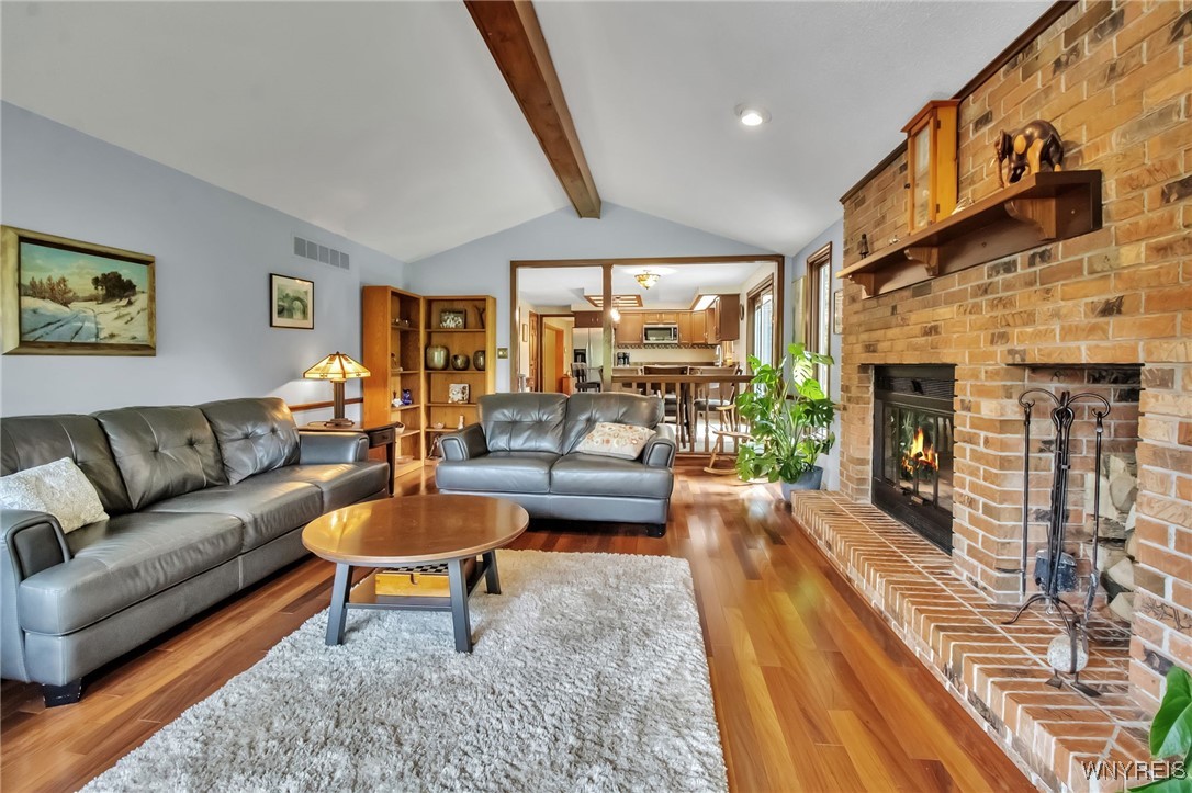 2 Silver Thorne Drive