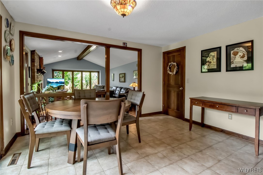 2 Silver Thorne Drive