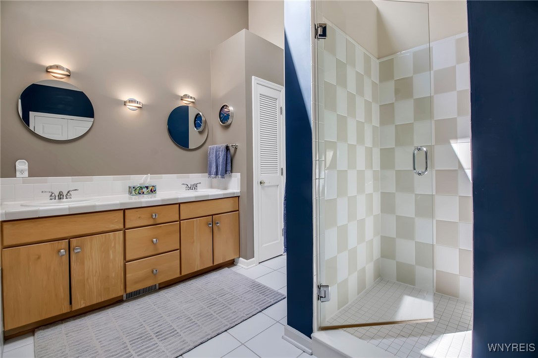 1 North Woodside Lane