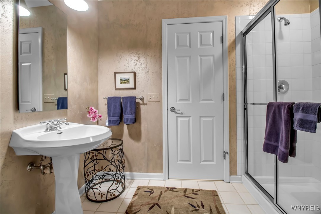 1 North Woodside Lane