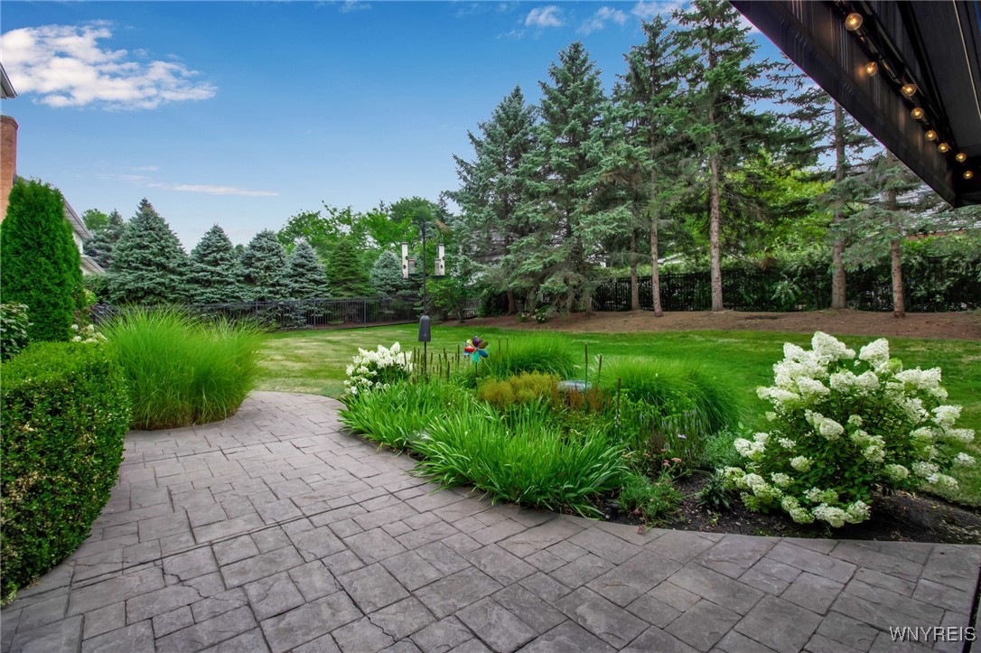 1 North Woodside Lane