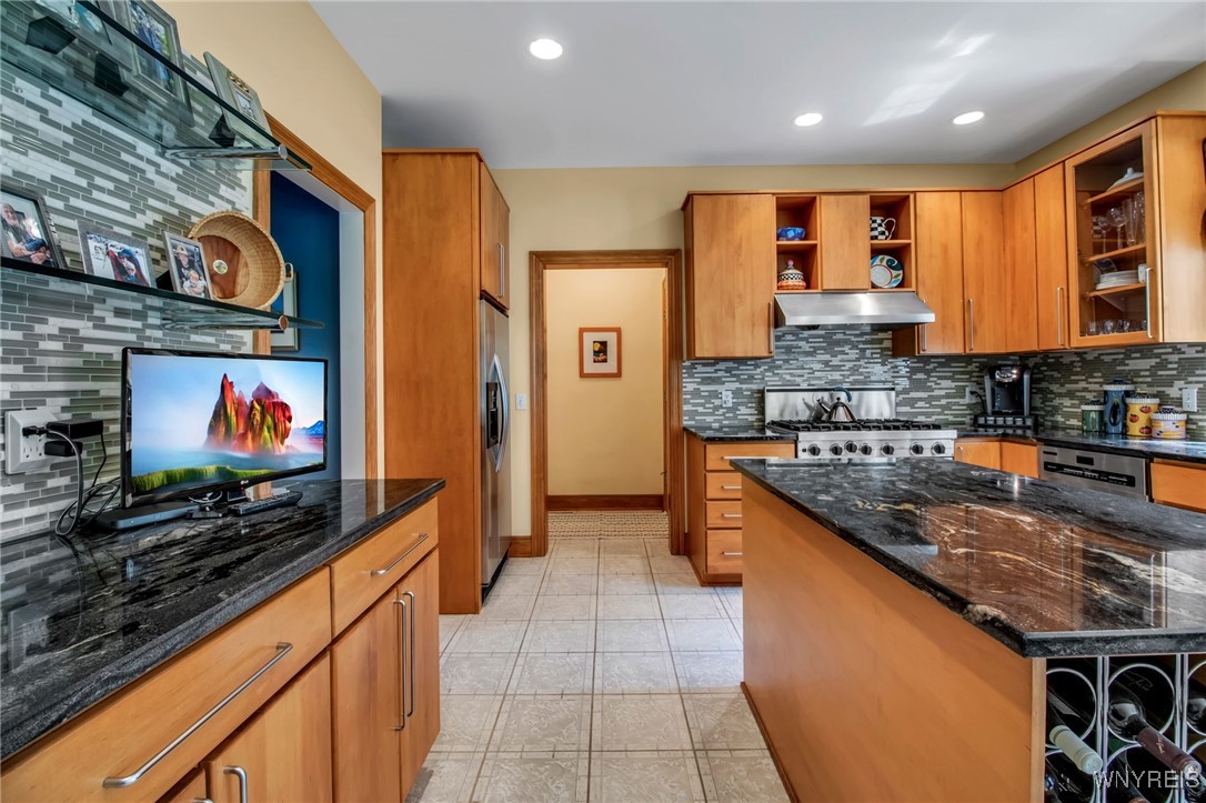 1 North Woodside Lane