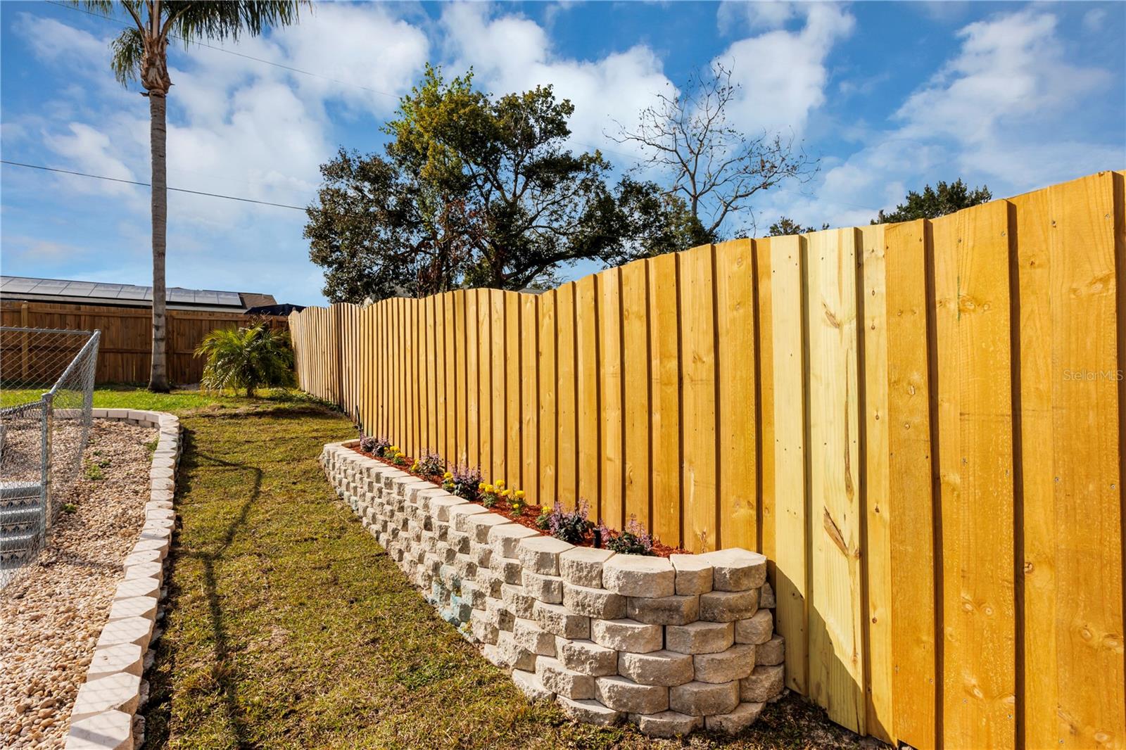 2072 W BARLINGTON DR