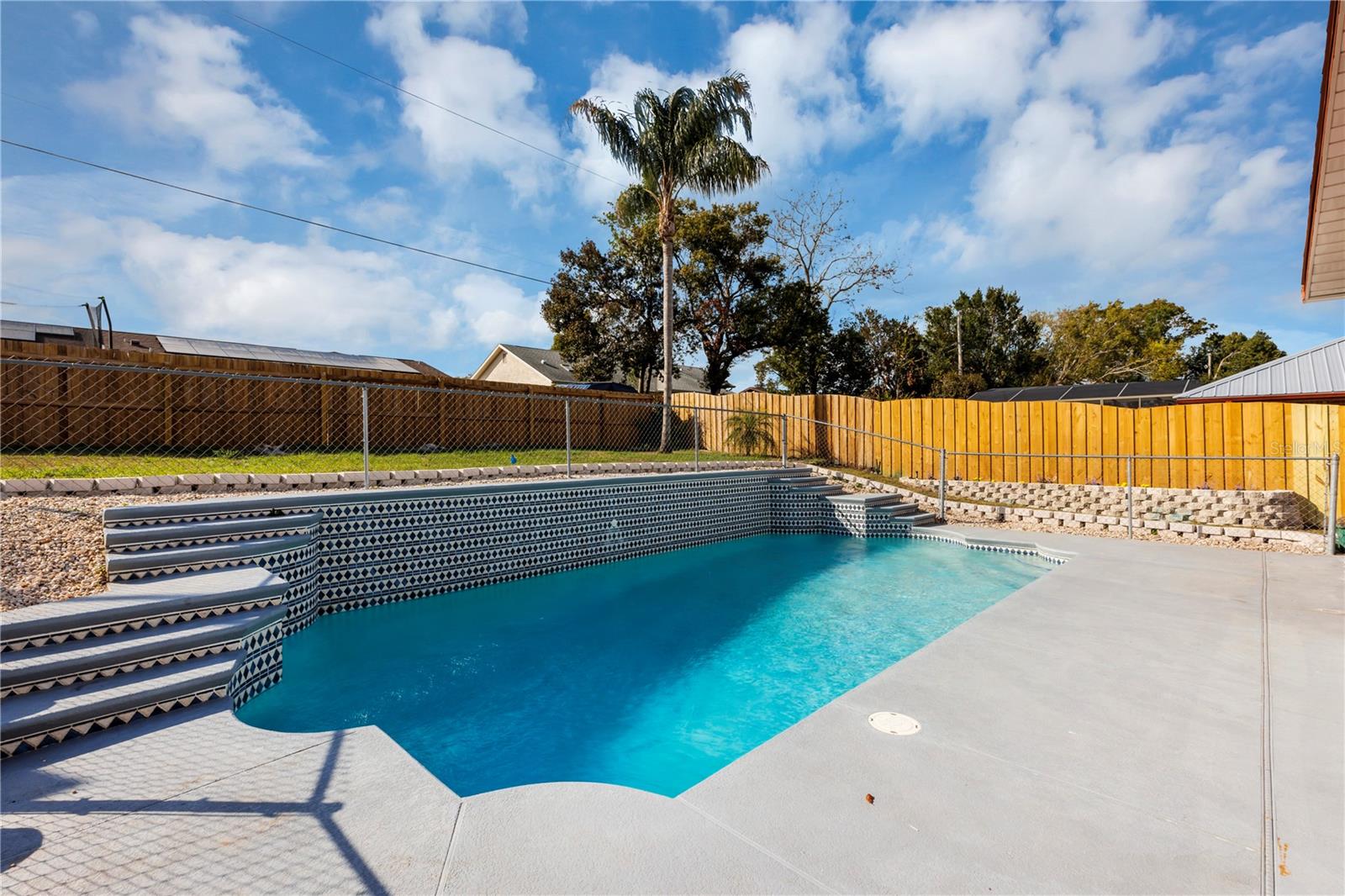 2072 W BARLINGTON DR