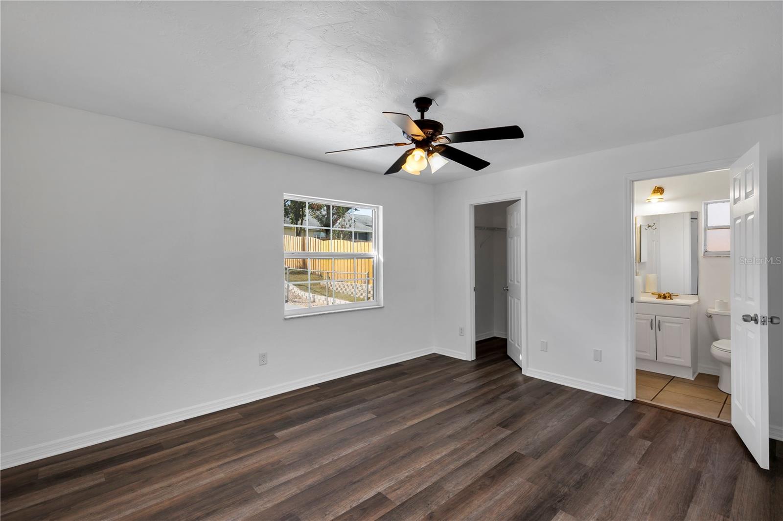 2072 W BARLINGTON DR