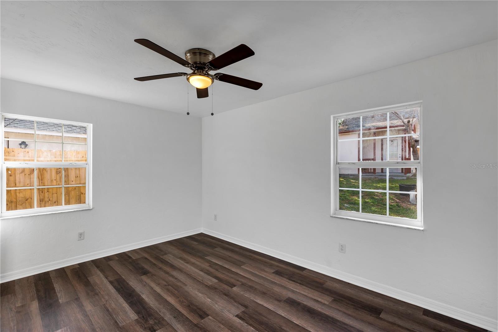 2072 W BARLINGTON DR