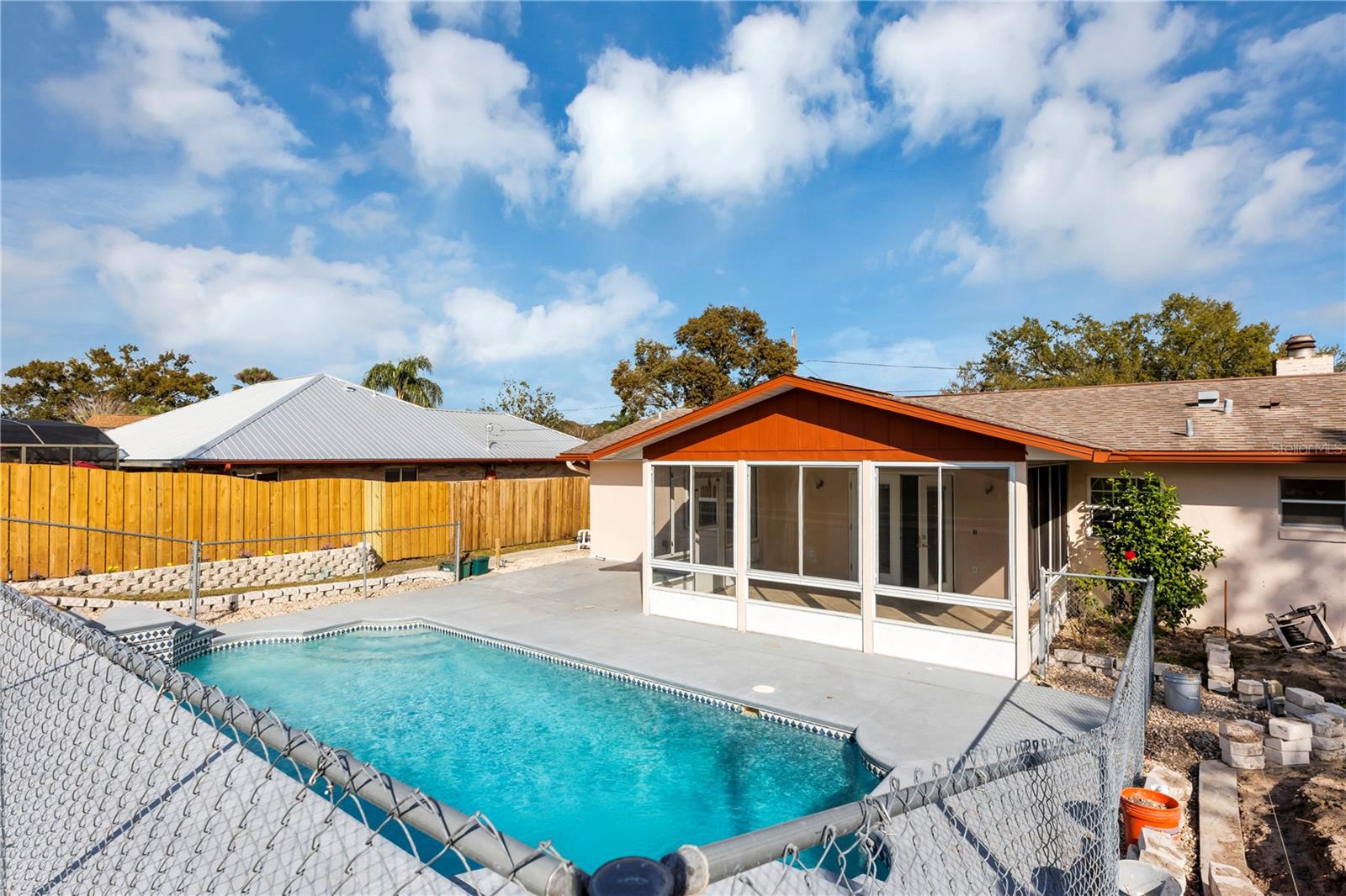 2072 W BARLINGTON DR