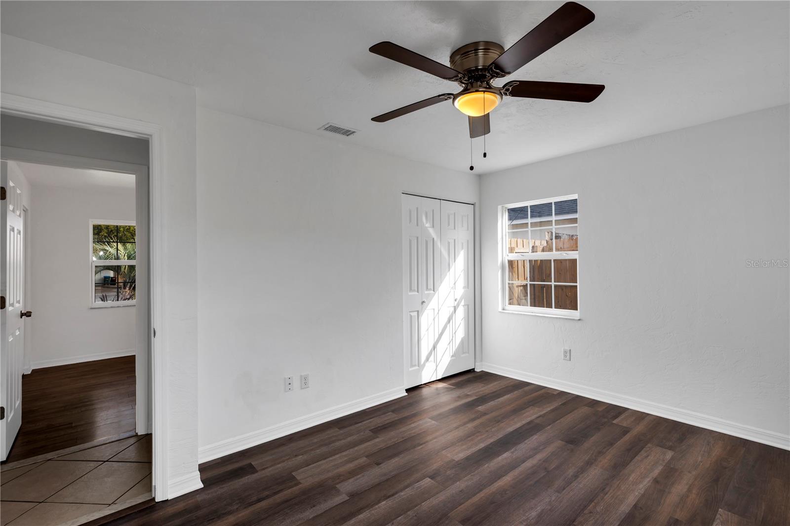 2072 W BARLINGTON DR