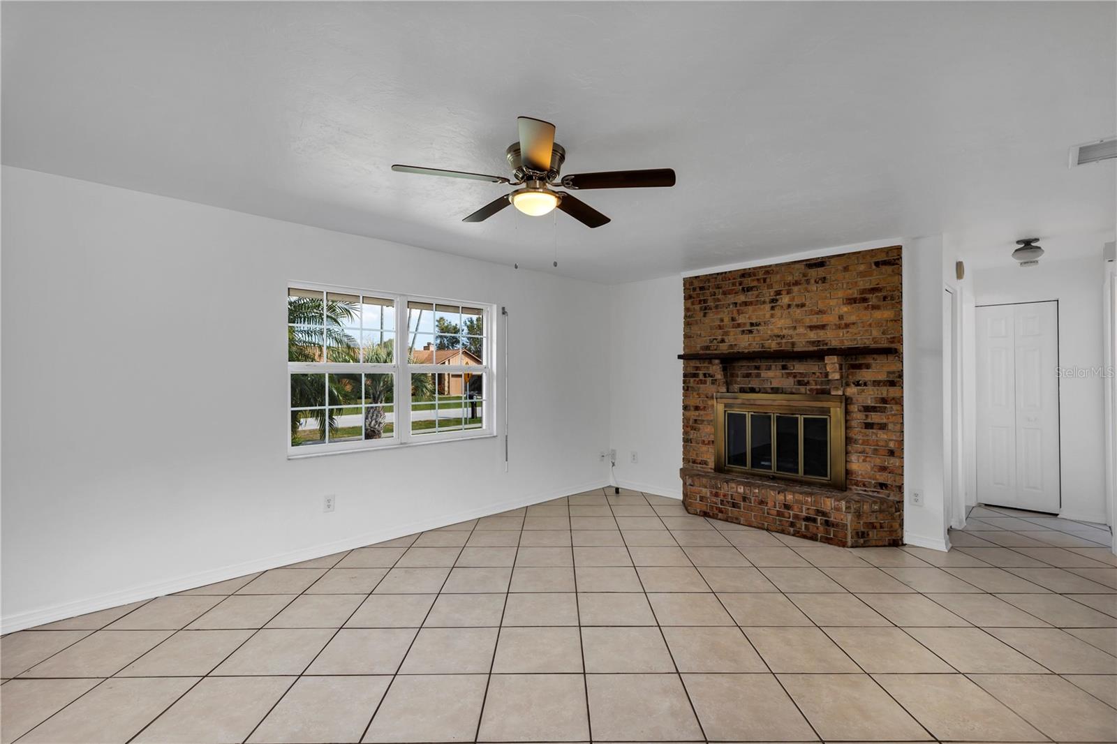 2072 W BARLINGTON DR