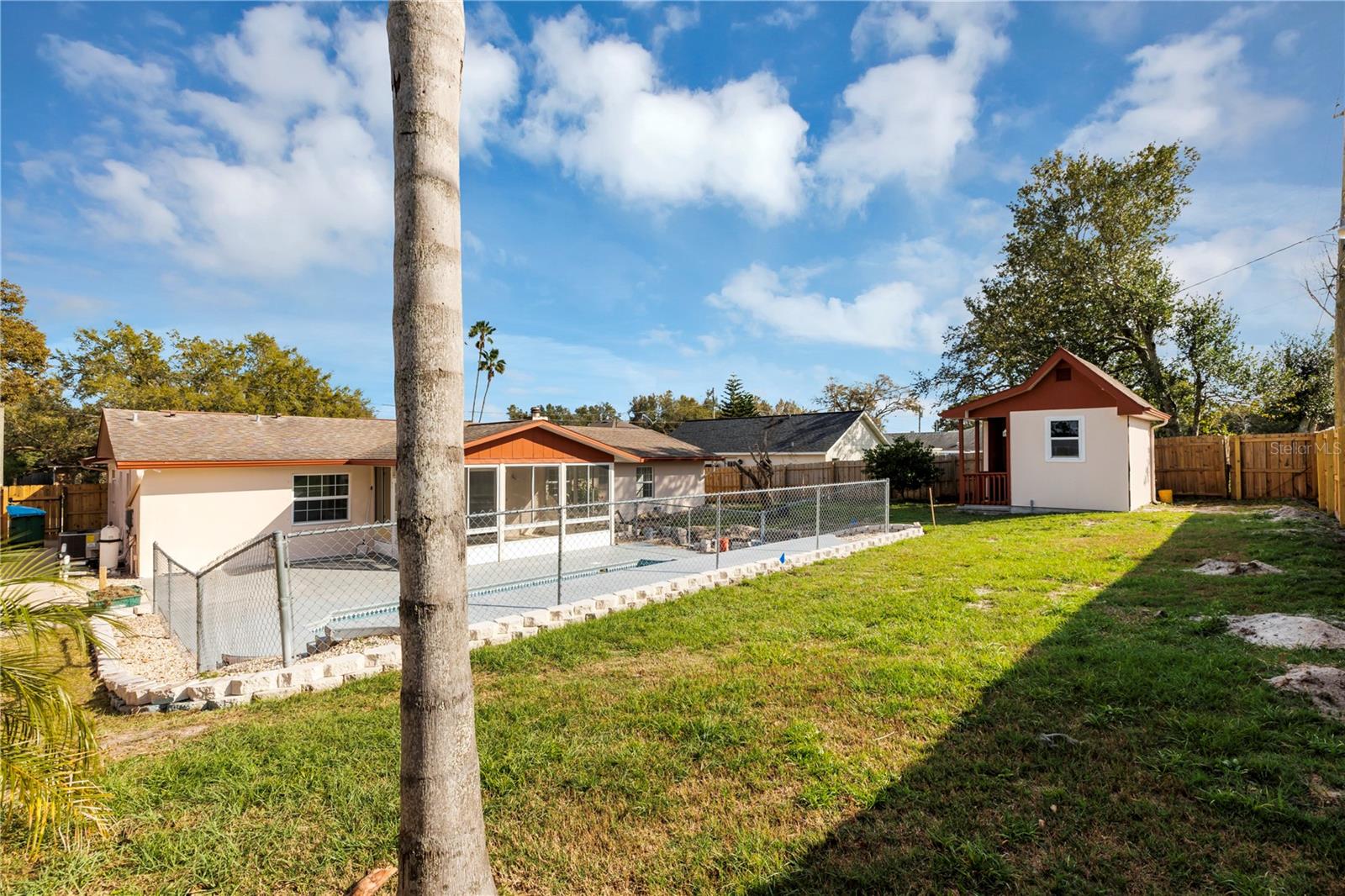 2072 W BARLINGTON DR