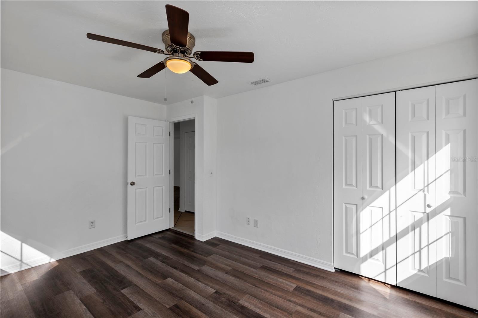 2072 W BARLINGTON DR