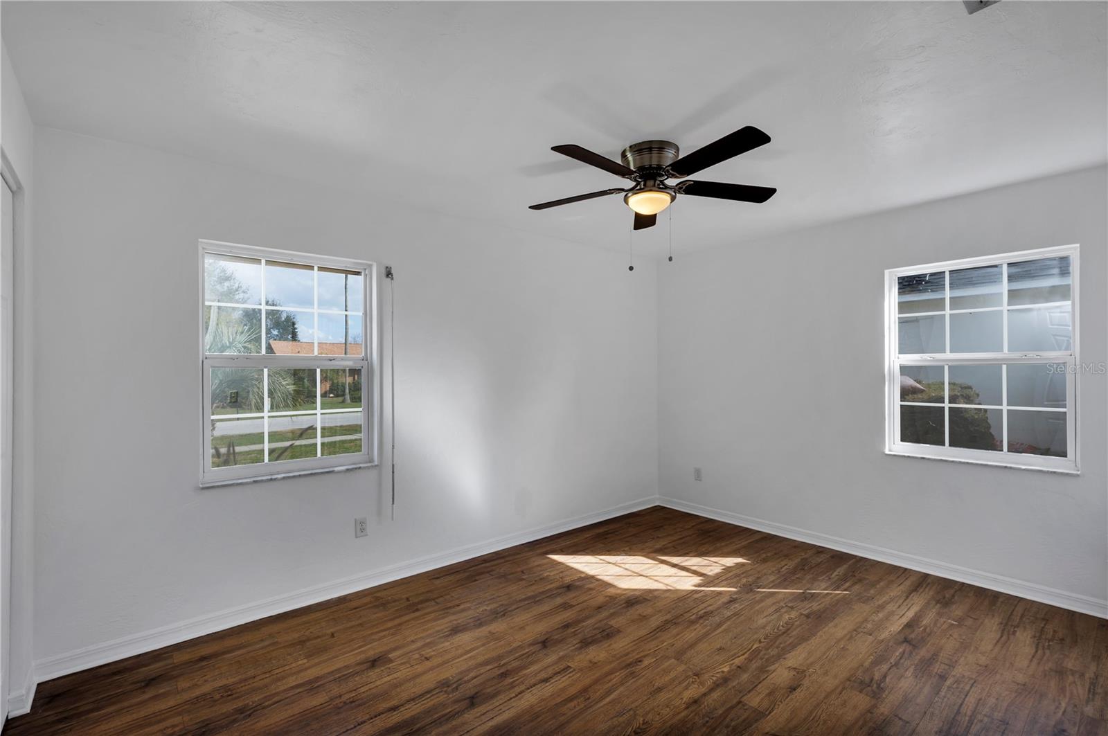 2072 W BARLINGTON DR