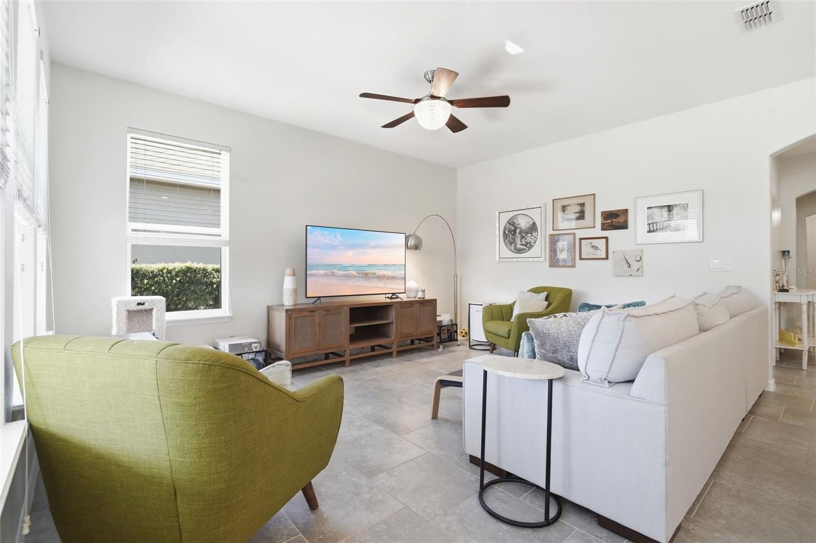 404 W VICTORIA TRAILS BLVD