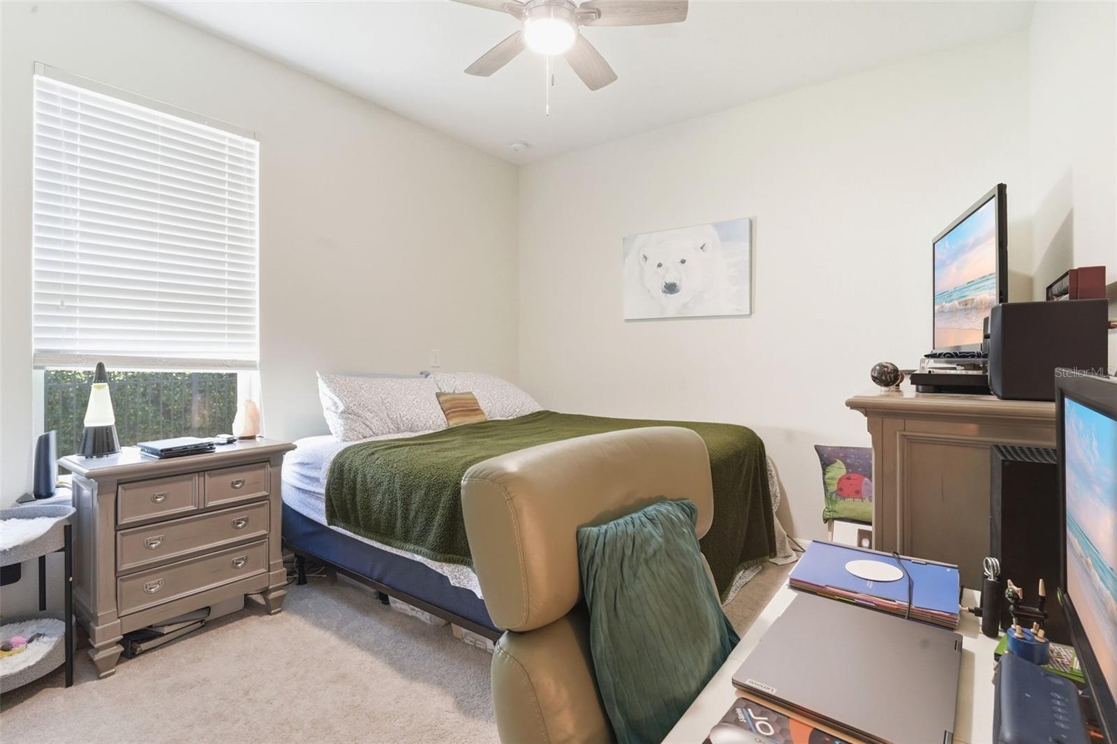 404 W VICTORIA TRAILS BLVD