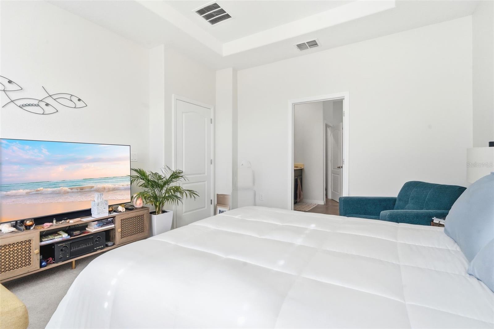 404 W VICTORIA TRAILS BLVD