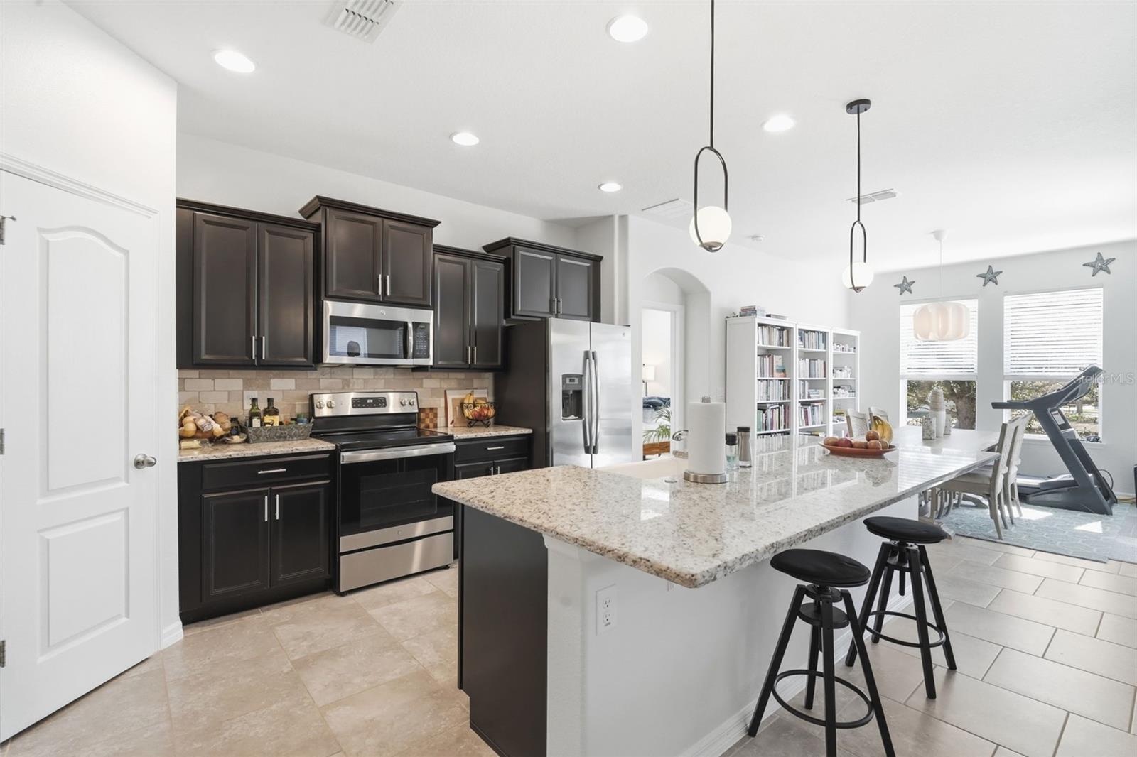 404 W VICTORIA TRAILS BLVD