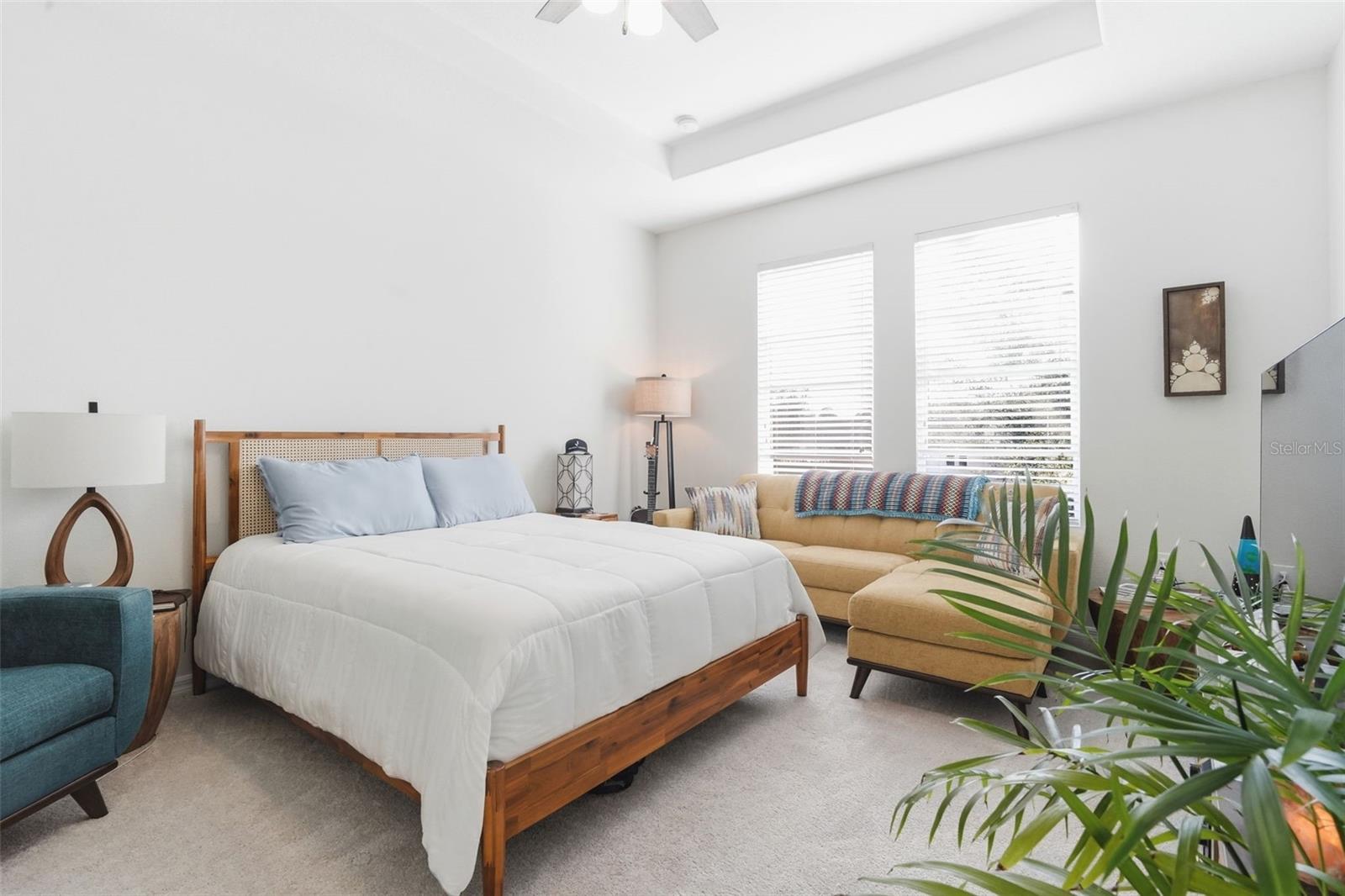 404 W VICTORIA TRAILS BLVD