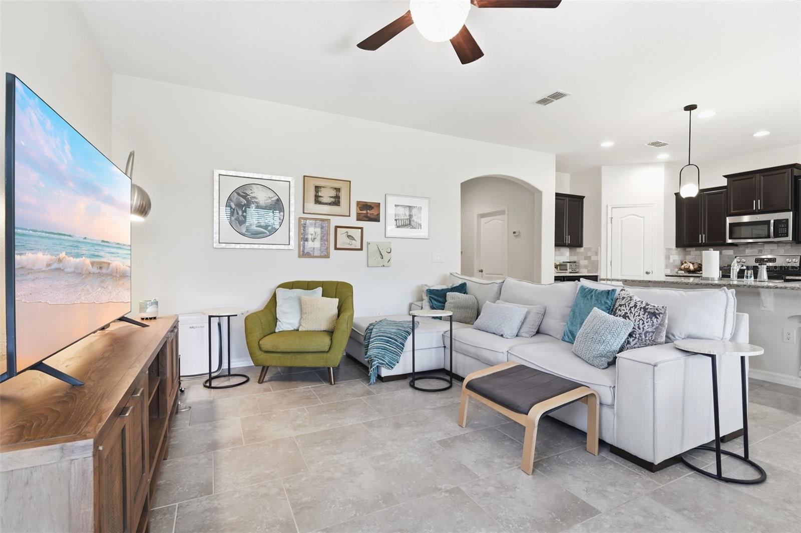 404 W VICTORIA TRAILS BLVD