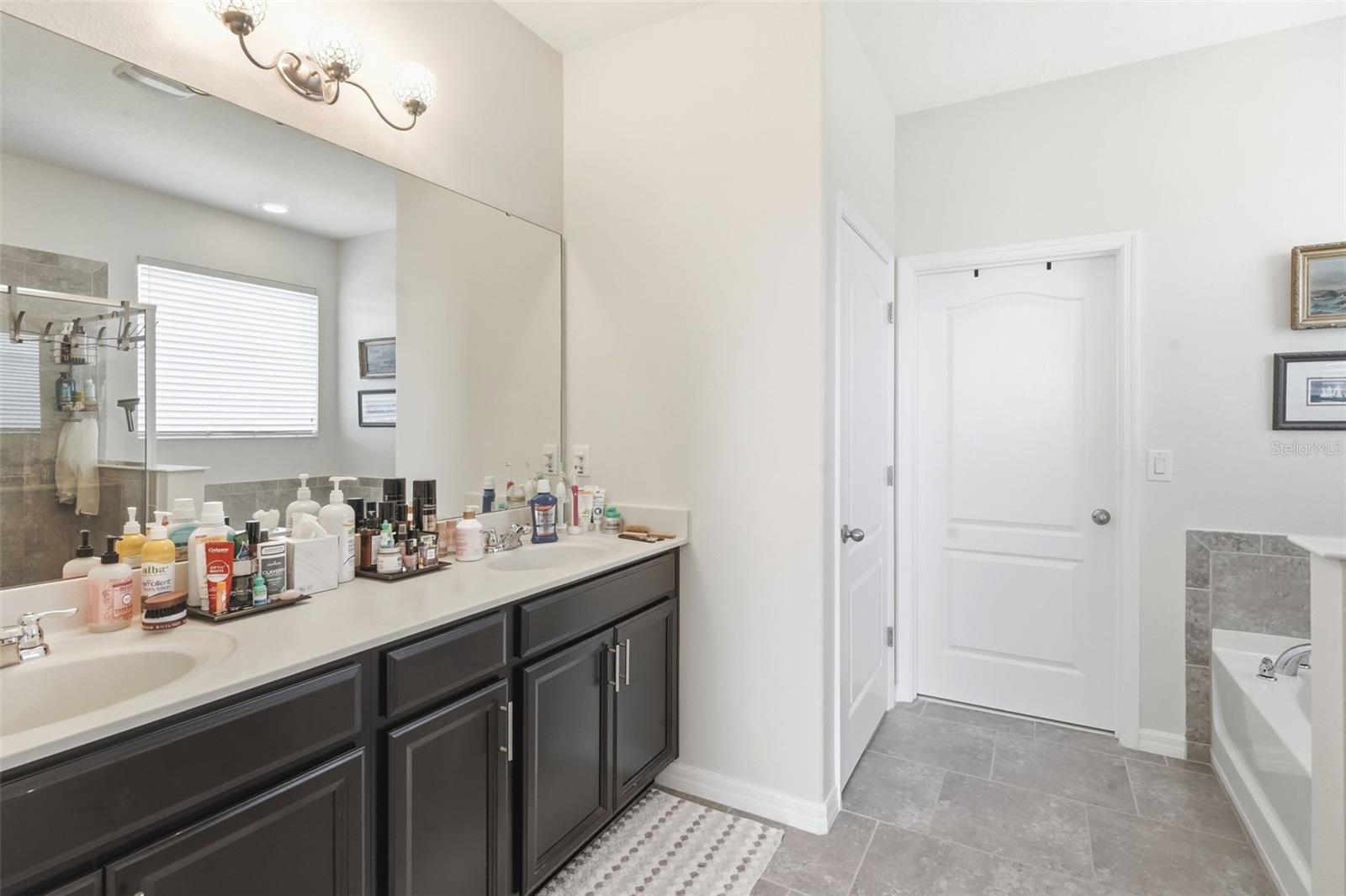 404 W VICTORIA TRAILS BLVD