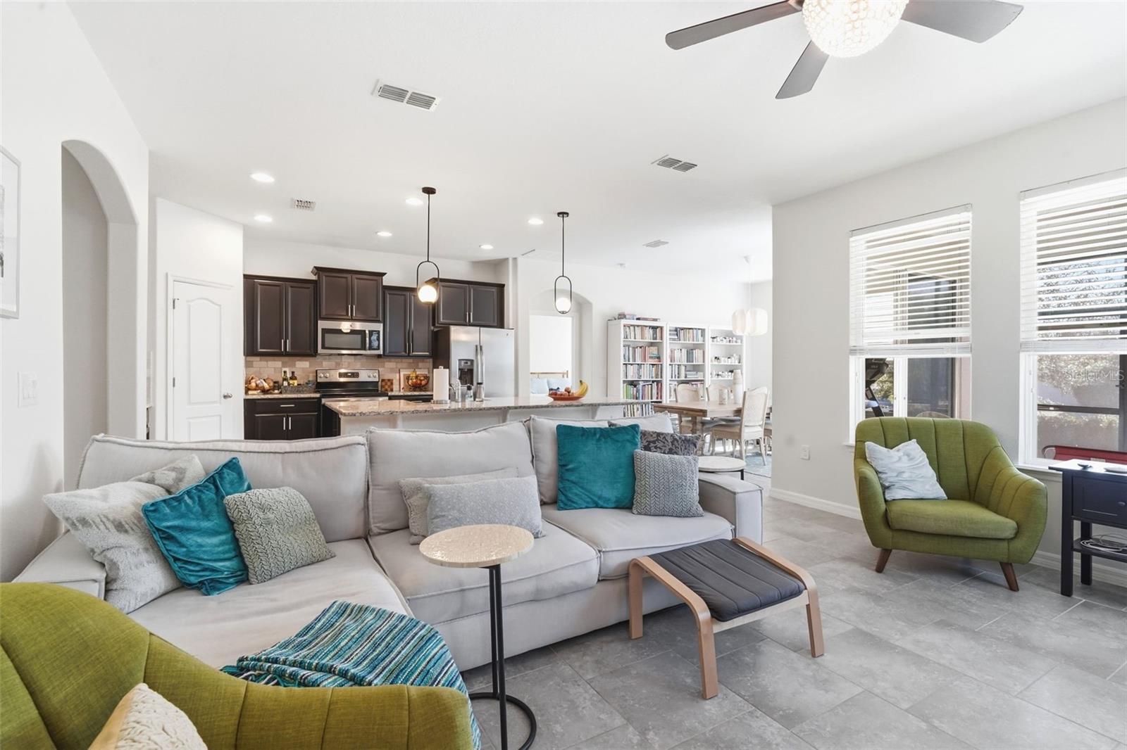 404 W VICTORIA TRAILS BLVD