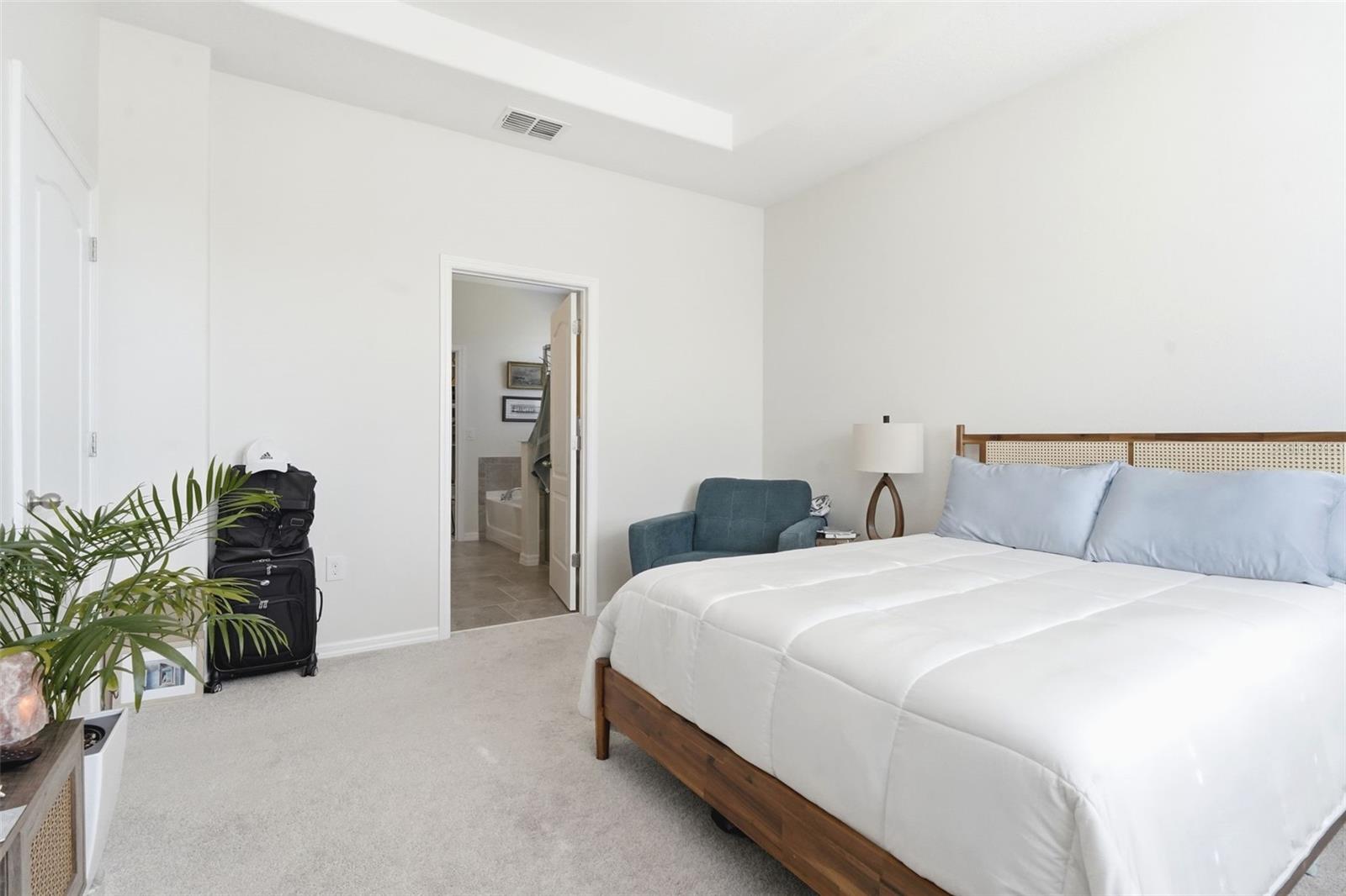 404 W VICTORIA TRAILS BLVD