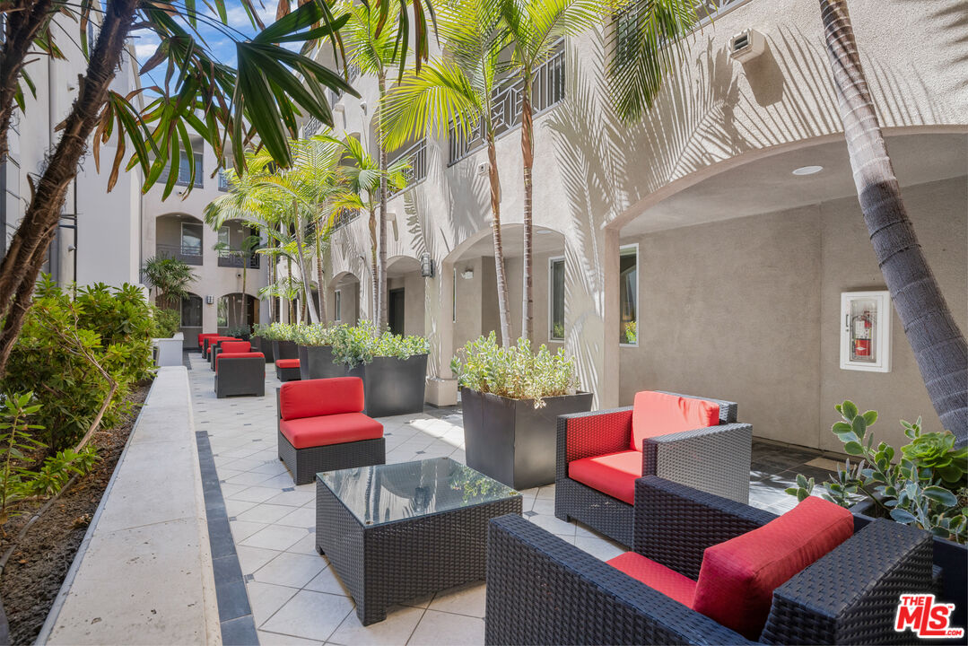 4424 Whitsett Ave Unit: 105