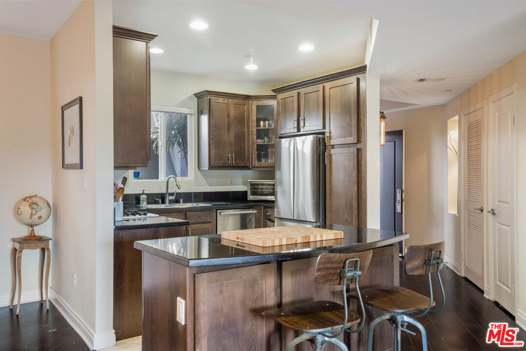 4424 Whitsett Ave Unit: 105