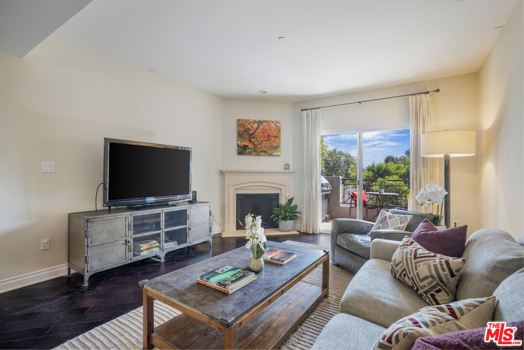 4424 Whitsett Ave Unit: 105