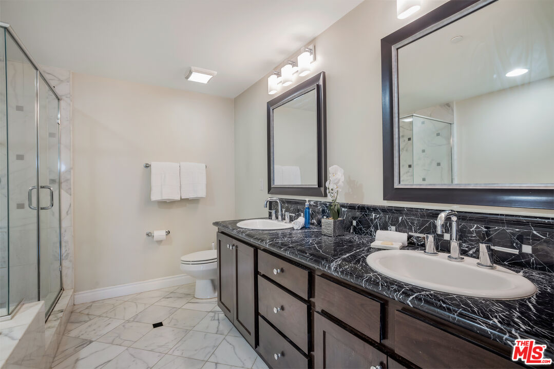 4424 Whitsett Ave Unit: 105