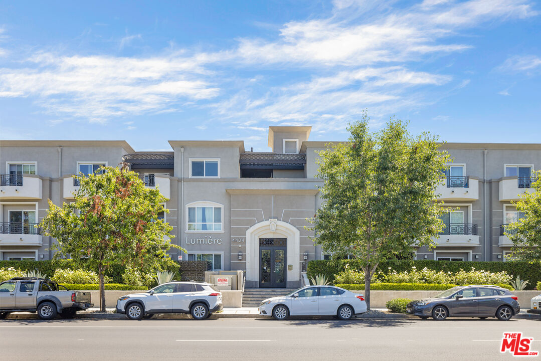 4424 Whitsett Ave Unit: 105