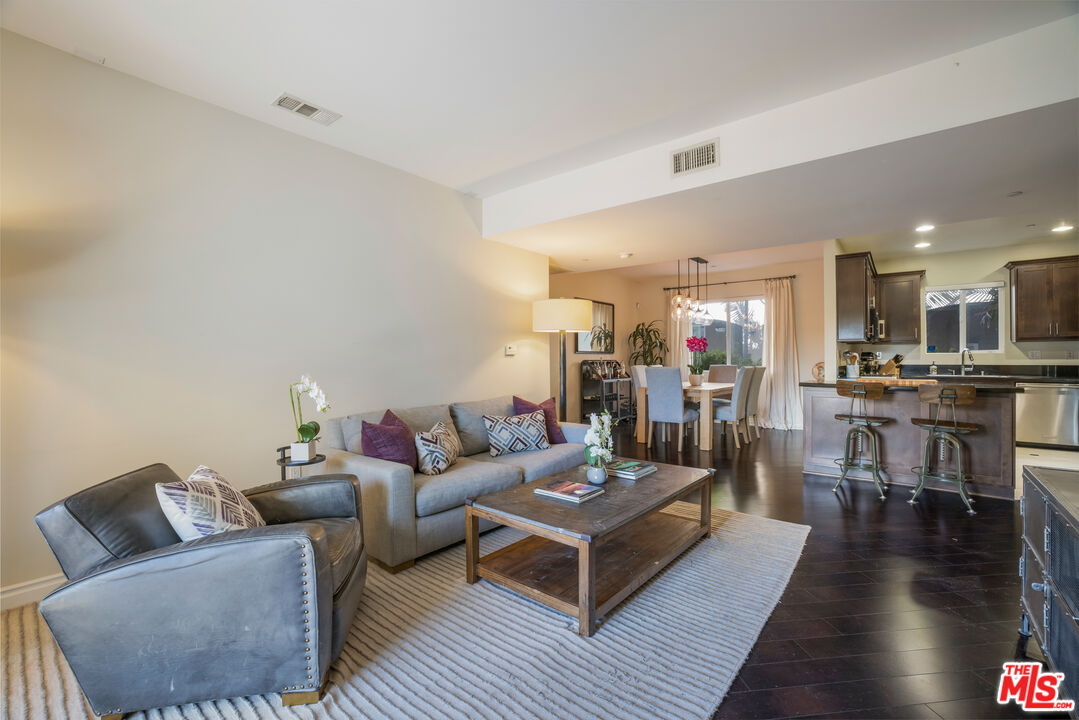 4424 Whitsett Ave Unit: 105