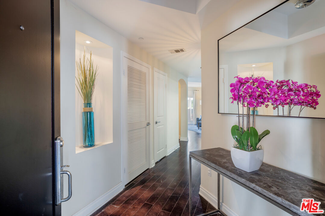 4424 Whitsett Ave Unit: 105