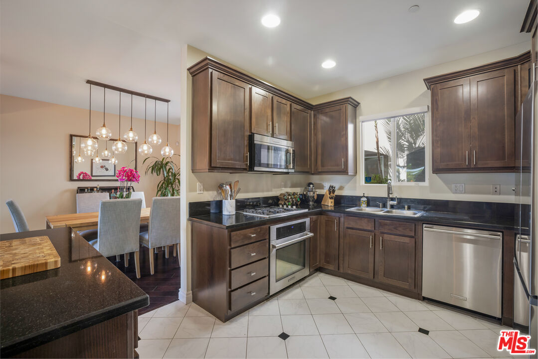 4424 Whitsett Ave Unit: 105