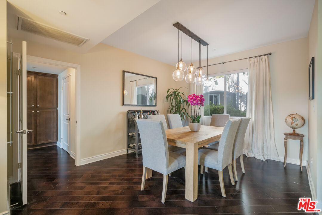 4424 Whitsett Ave Unit: 105
