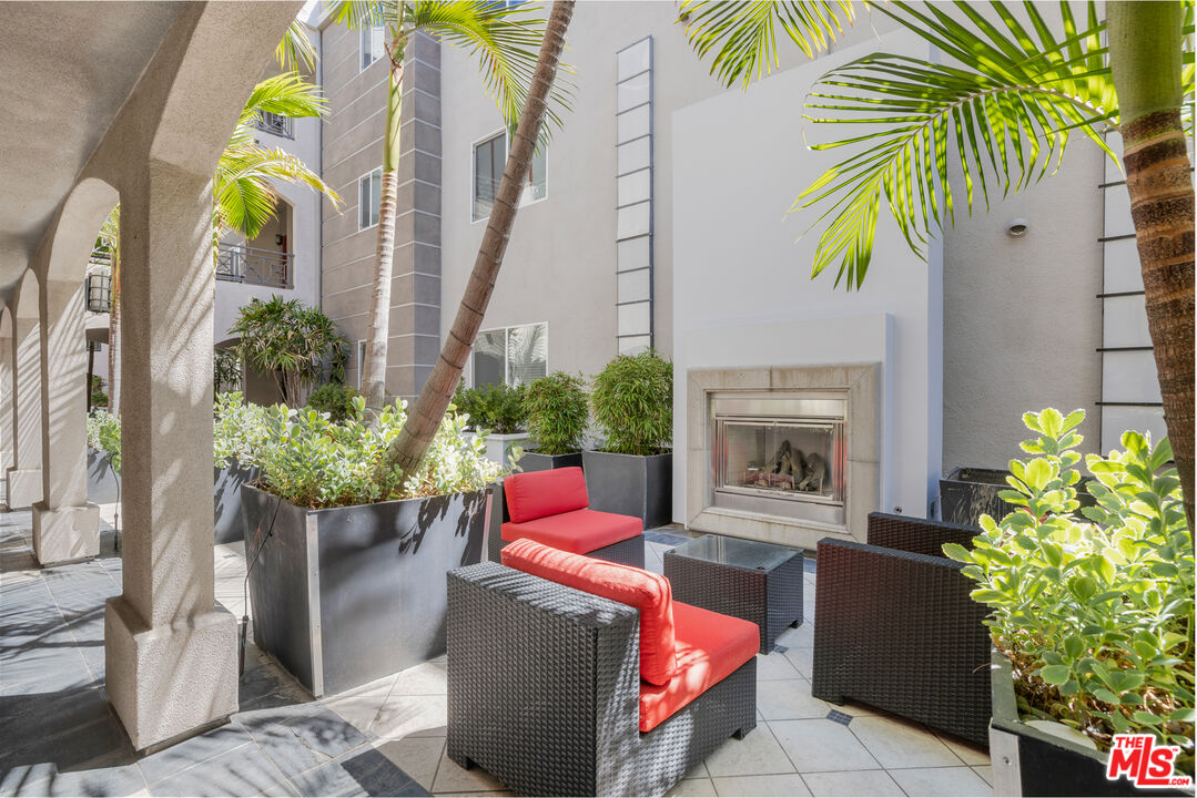 4424 Whitsett Ave Unit: 105