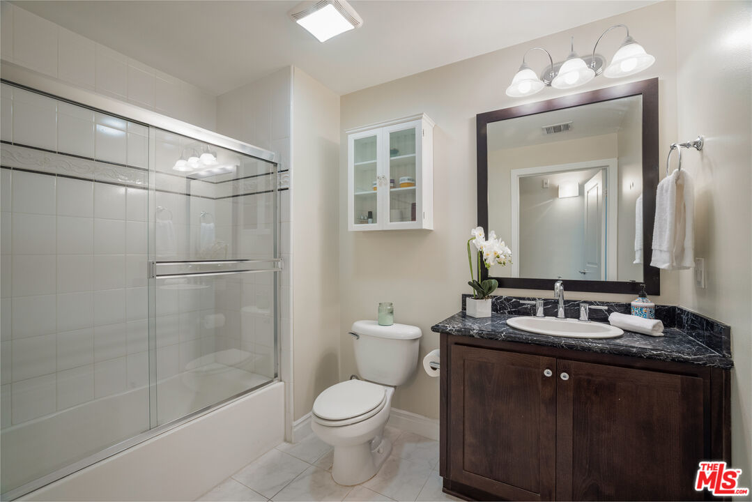 4424 Whitsett Ave Unit: 105