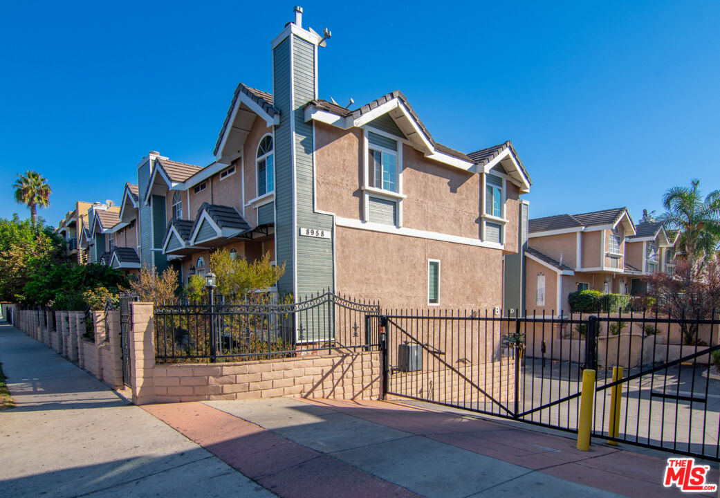 8958 Burnet Ave Unit: C4