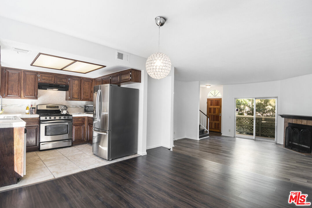 8958 Burnet Ave Unit: C4