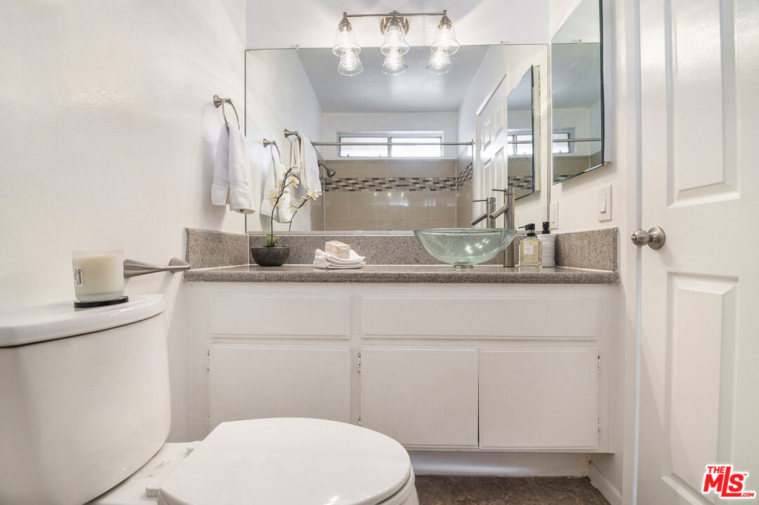 8958 Burnet Ave Unit: C4