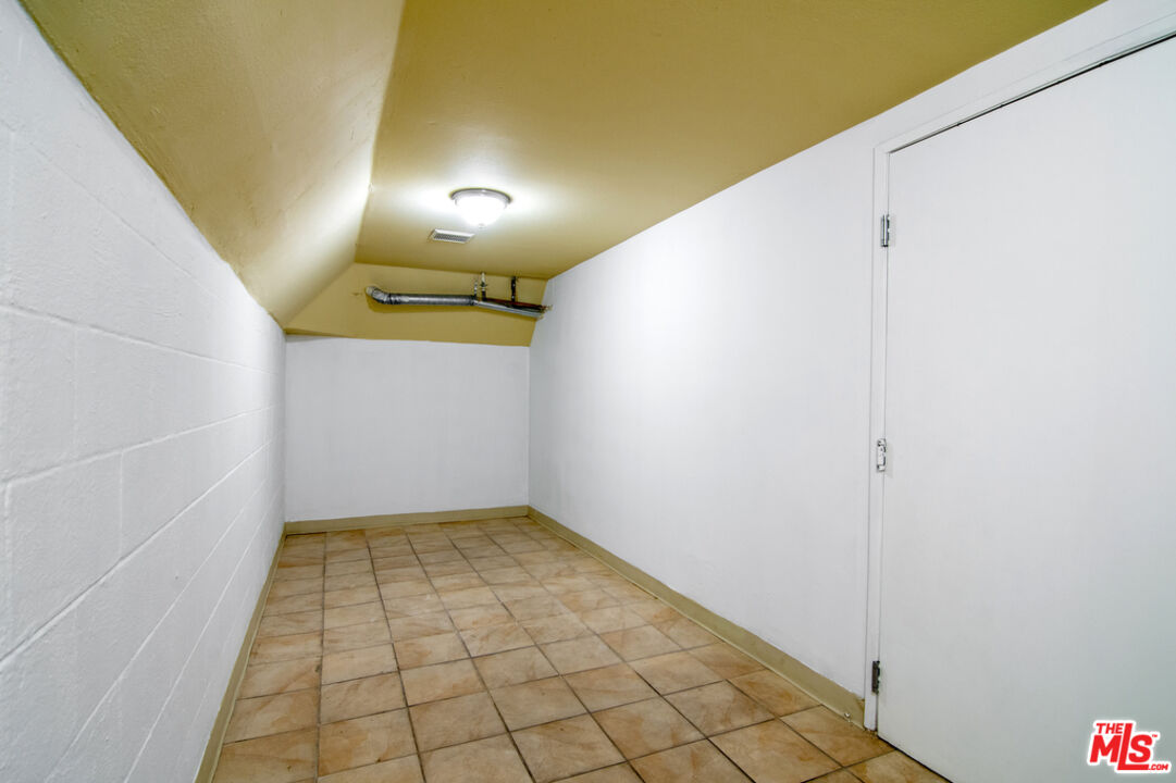 8958 Burnet Ave Unit: C4