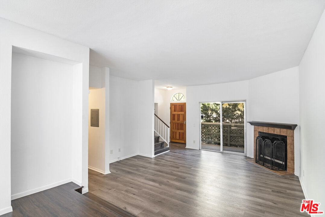 8958 Burnet Ave Unit: C4