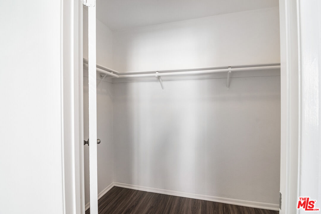 8958 Burnet Ave Unit: C4