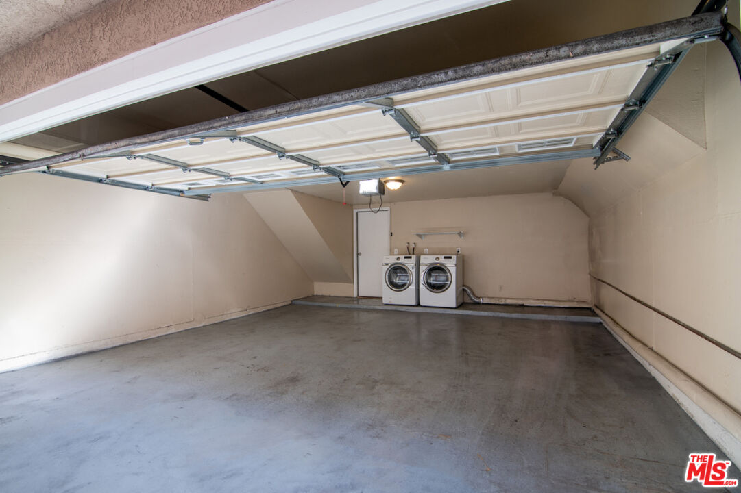 8958 Burnet Ave Unit: C4