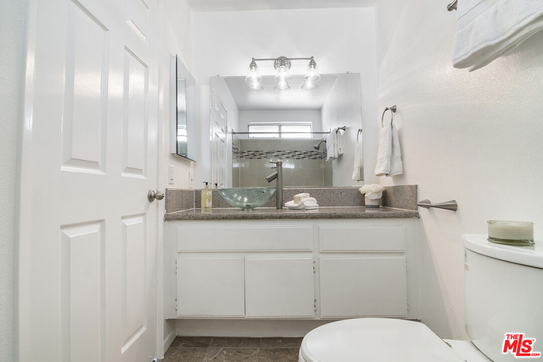 8958 Burnet Ave Unit: C4