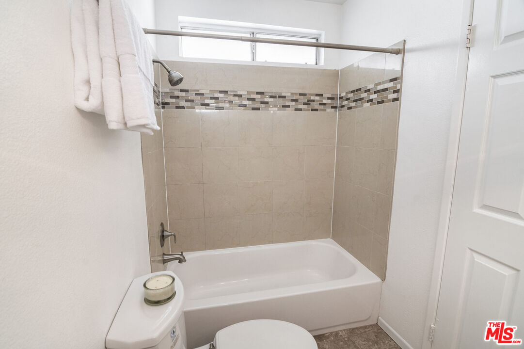8958 Burnet Ave Unit: C4