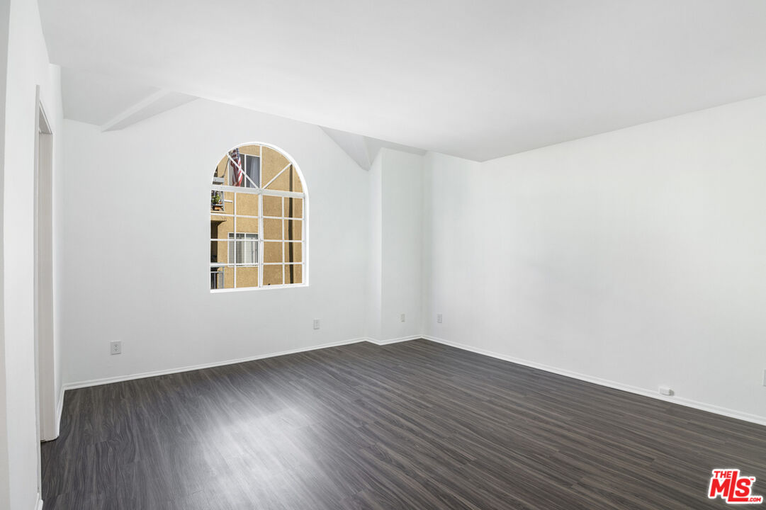 8958 Burnet Ave Unit: C4