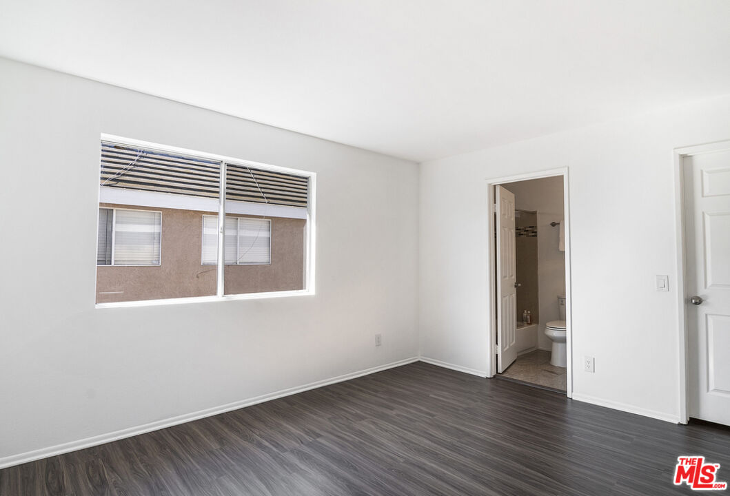 8958 Burnet Ave Unit: C4