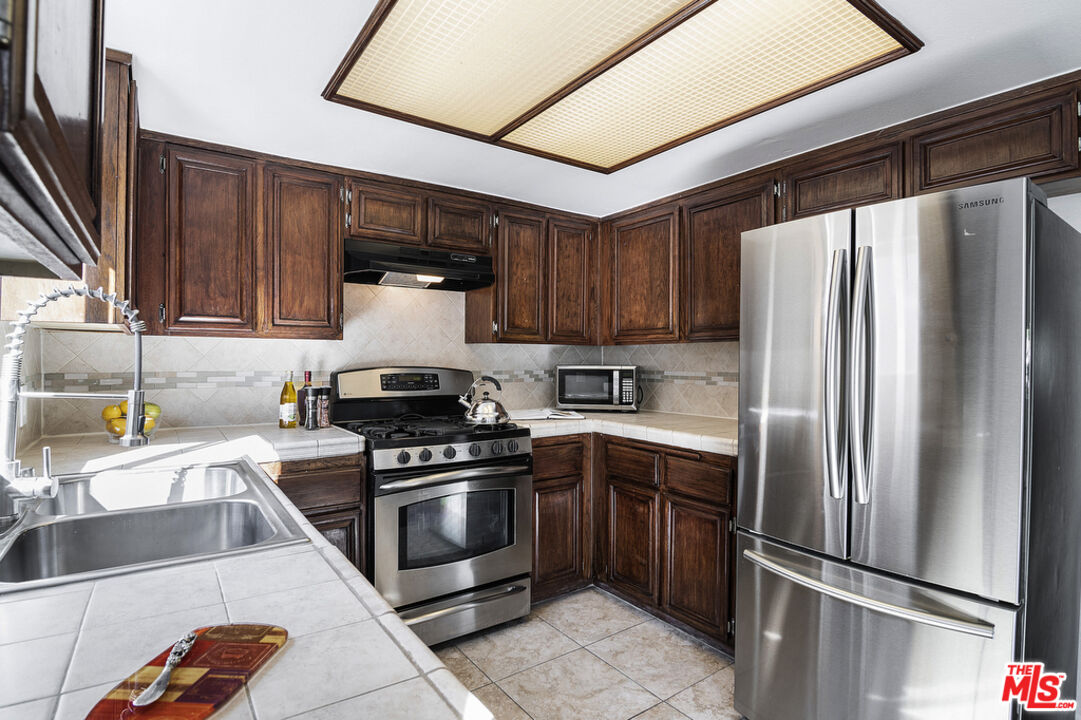 8958 Burnet Ave Unit: C4