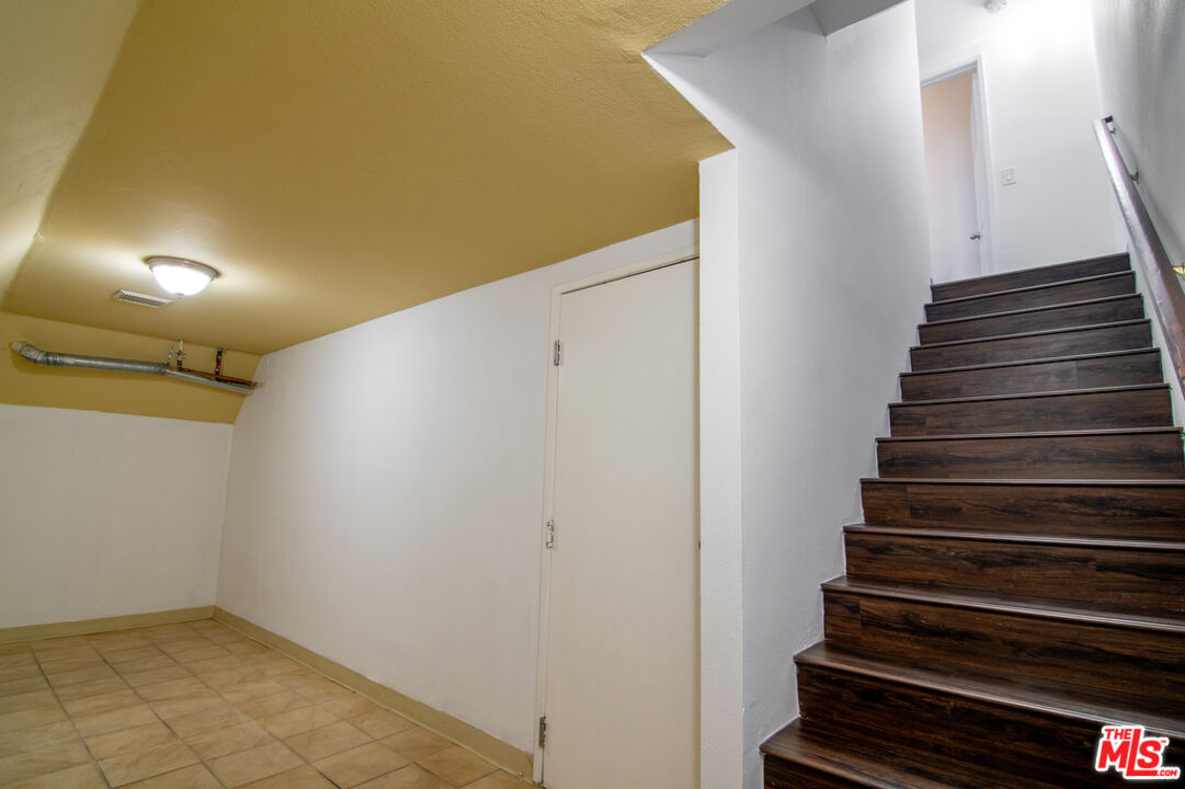 8958 Burnet Ave Unit: C4